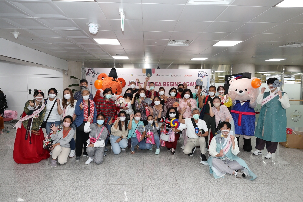 제주국제공항 첫 인바운드 단체 관광객 입국 환대행사 기념촬영